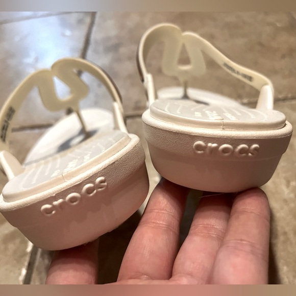 WOMEN’S Crocs Sanrah Metalblock Flat Flip White Size 7 dual comfort sandals - Picture 5 of 5